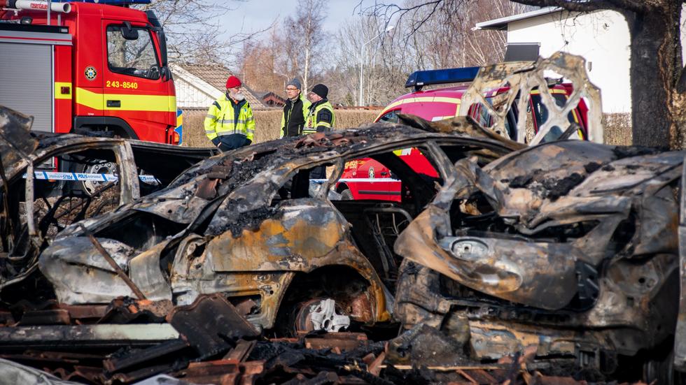 Storbranden i ett garage i Mullsjö ledde till att flera bilar totalförstördes och händelsen utreds nu som grov mordbrand. 