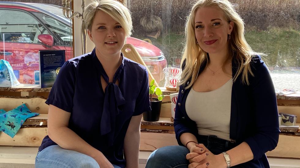 Louise Sandqvist och Nathalie Clarling ligger bakom satsningen på en ekologisk hybridbutik – där Visingsö möter Gränna: ”Vi är en klassisk presentbutik som också har förbrukningsvaror”. 