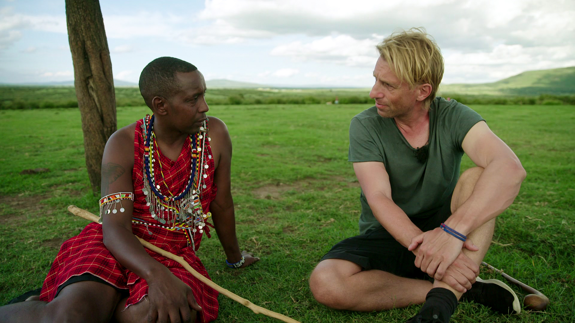 Isac Casura och Anders Hansen i Kenya i SVT-programmet ”Din personlighet”.