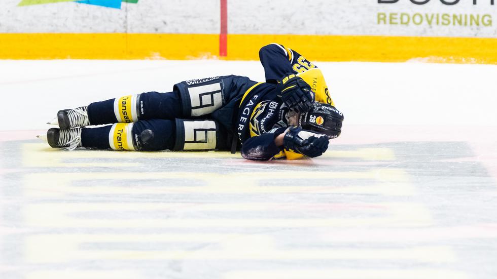Max Wennlund blir liggande på isen efter att ha blivit tacklad mot huvudet i den andra perioden. Nu kommer domen, Wennlund är borta minst en vecka efter att ha fått dubbla skador. Foto: Axel Boberg, Bildbyrån.
