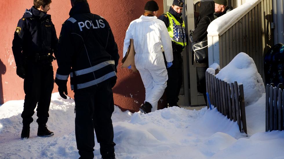 Poliser på plats vid mordplatsen på Öxnehaga den 29 november 2010. Magnus Lindgren från stiftelsen Tryggare Sverige anser att polis och åklagare begick en mängd allvarliga fel innan Carla Saado mördades. 