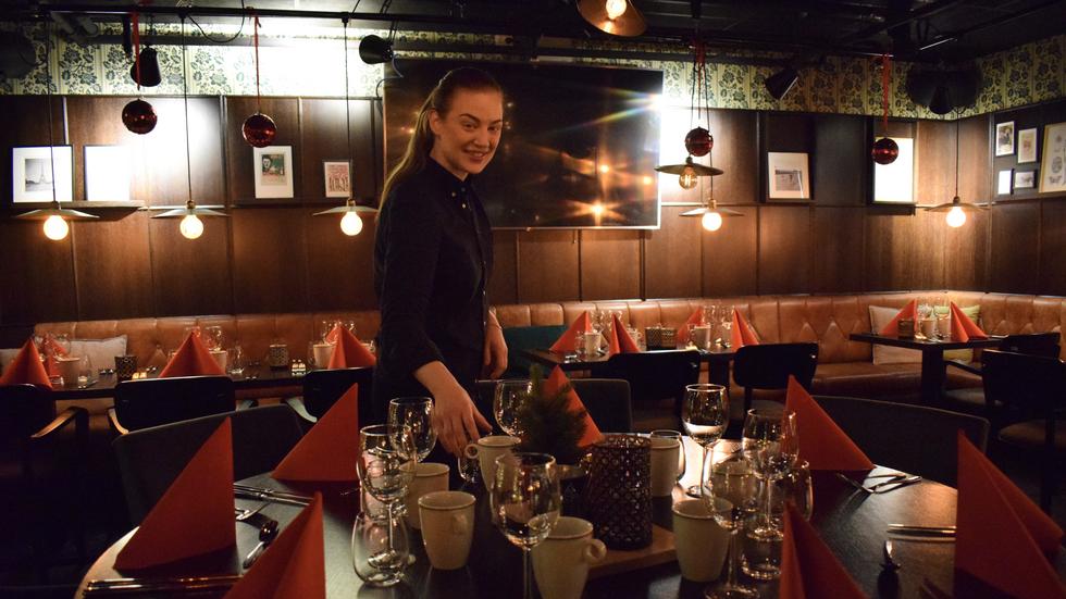 Julia Bergdahl, restaurangchef på Harrys, ser över dukningen inför kvällens julbord. 