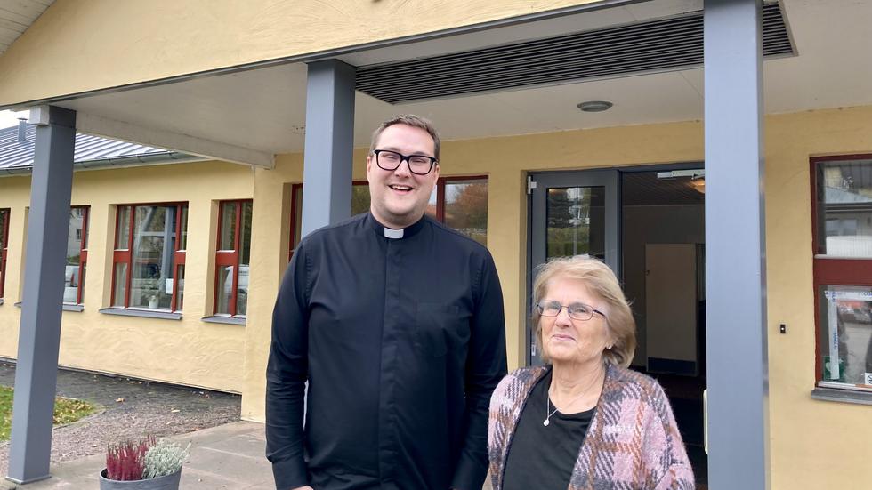 Helge Antonsson, församlingspräst, och Helvi Dahlén, kyrkorådets ordförande i Mullsjö, berättar att man ska spara el i vinter genom att flytta söndagens gudstjänster från kyrkorna till församlingslokalerna. 