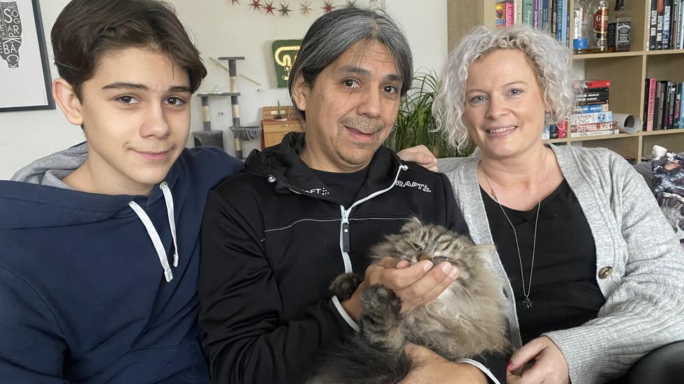 Lukas, Andreas och Gunilla Crona, tillsammans med katten Elvis. Med i "flocken” är också Robin, 21, som nyligen flyttat hemifrån. 