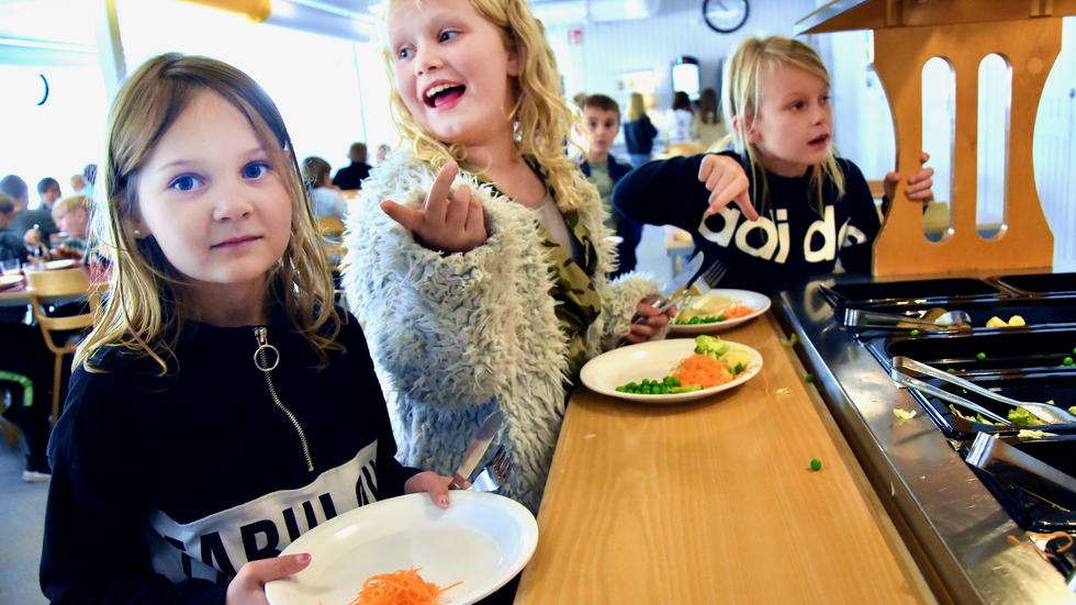 Märtha, Cardelia och Lilly, samtliga åtta år, tog för sig av maten i Gunnarsboskolans matsal.