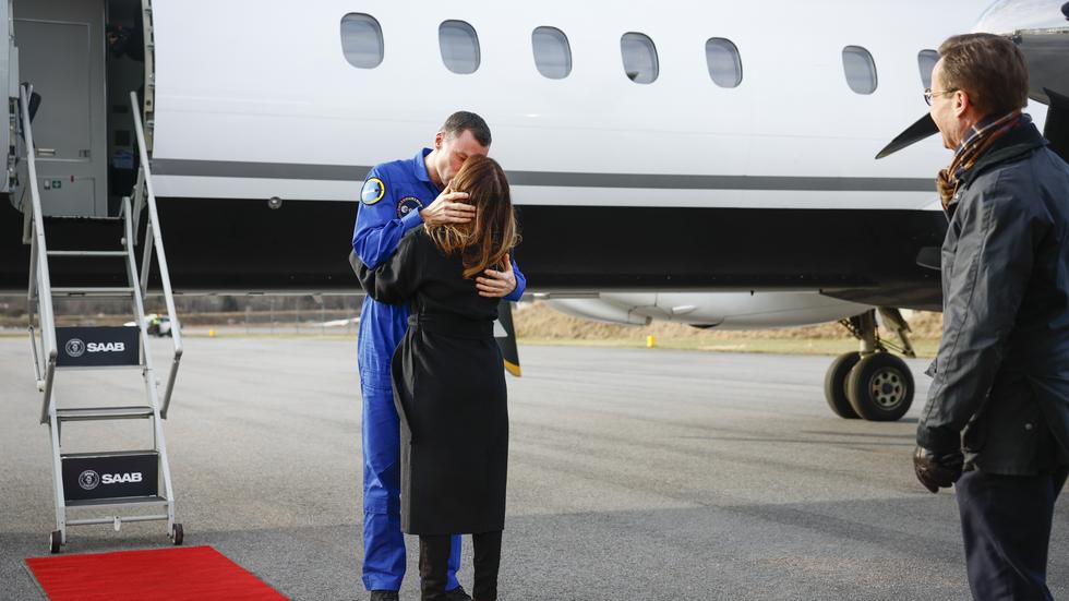 Astronauten Marcus Wandt, möts av sin fru på Bromma flygplats.