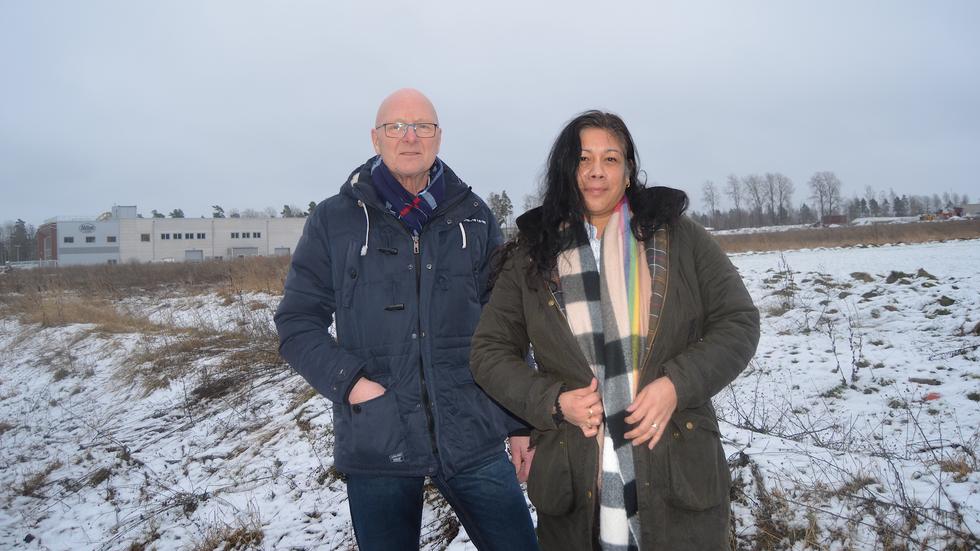 Gunnar Pettersson (S) och Susanne Wahlström (M), oppositionsråd respektive kommunstyrelsens ordförande i Habo kommun, står på Tumbäcks industriområde där den nya sortergården ska byggas.  