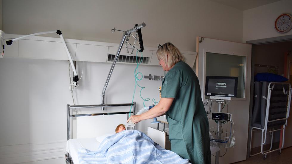 Anna Thulin, enhetschef på Barnkliniken på Ryhov visar hur det kan se ut när ett spädbarn behandlas för RS-virus.