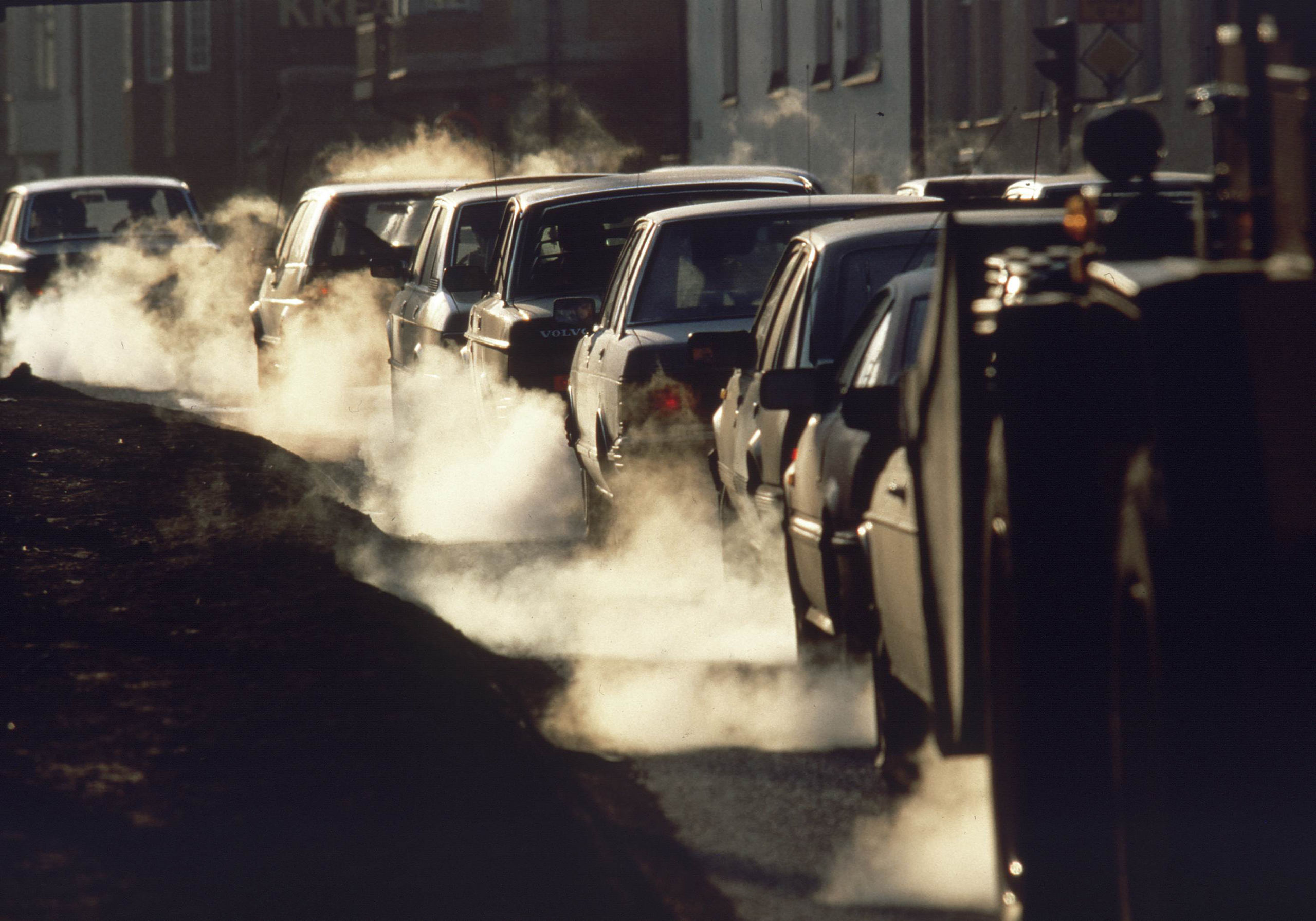 Den här vinterbilden från 1987 visar hur avgaserna från fossildrivna bilar kan se ut i motljus. 