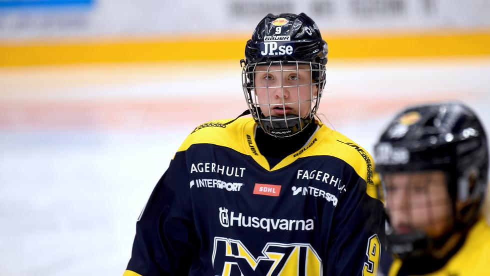 Det är mycket som händer kring Jenna Raunio nu. Först blev 15-åringen uttagen till U18-landslaget och nu har hon förlängt med HV71. 