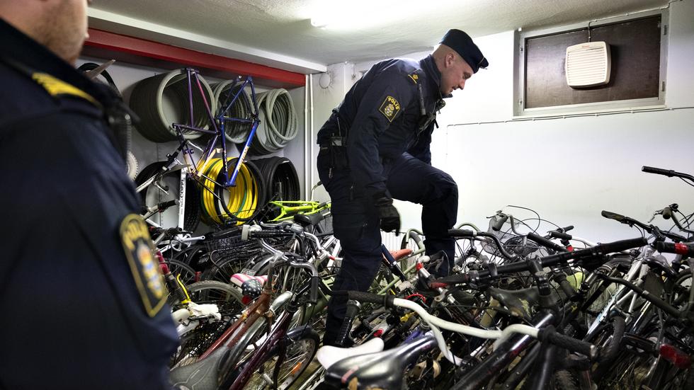 Polisen Johnny i ett hav av cyklar under kontrollinsats hos en av Malmös cykelhandlare.  