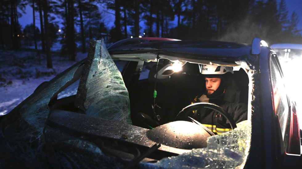 Älgolycka på 195:an – hela vindrutan krossad. Räddningstjänstens Cristian Österberg, på bilden, kör undan den kvaddade bilen efter älgolyckan under morgonen. FOTO: Pär Grännö.