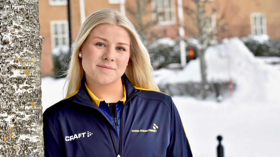 Nora Johansson reser världen runt och sätter Eksjö på kartan med sitt bowlande. 20-åringen har redan vunnit mängder av mästerskapsmedaljer och dessutom banat vägen för framtidens damspelare med sin spelstil. ”Roligt att fler våga ta efter”, säger hon.