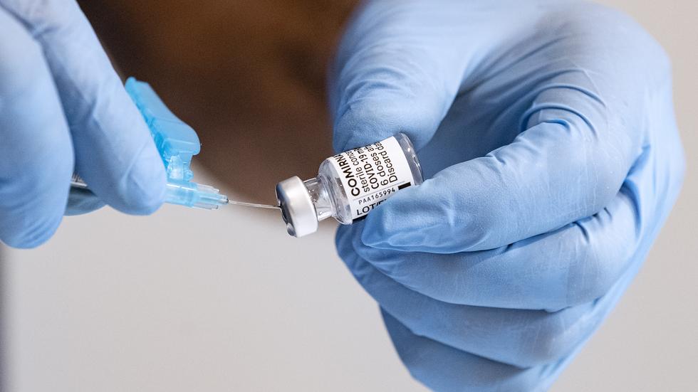 Studier visar inte att tredje dosen av vaccinet mot covid-19 skulle ge större reaktioner än vad som skett vid de tidigare doserna. Det uppger David Edenvik, biträdande smittskyddsläkare i Region Jönköpings län. 