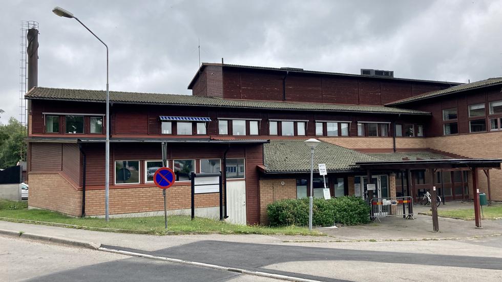 Gamla vårdcentralen i Mullsjö. Lokalerna utrymdes efter att det påträffats mögel.