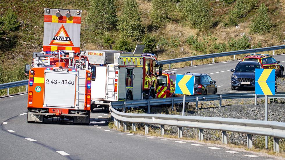Vid 10.47 på onsdagen larmades räddningstjänsten om en trafikolycka på gamla Mullsjövägen i Habo. FOTO: Linus Andersson. 