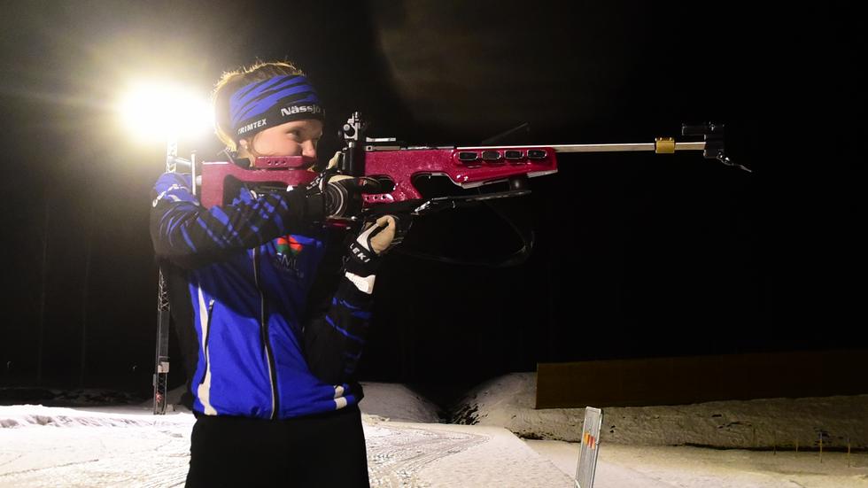 Siktet rätt inställt. Ida Hellqvist står redo att skjuta från 50 meter på den nya skidskyttebanan på Lövhult.