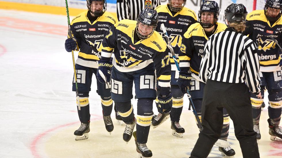 Elin Svensson var glad efter karriärens andra SDHL-mål. HV vann hemma mot Linköping med 5–2.