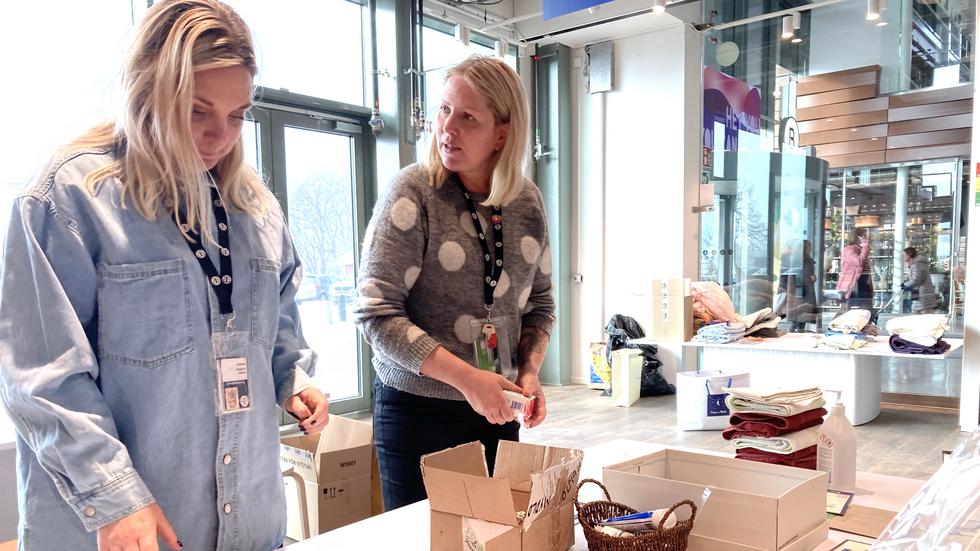 Anette Lindblad, marknadschef, och projektledare Tina Gardestrand i full färd med att packa ihop hjälppaket vid hjälpcentrat på Asecs i Jönköping.