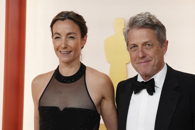 Hugh Grant, med sin svenska fru Anna Elisabet Eberstein, hade en helkväll på Oscarsgalan.