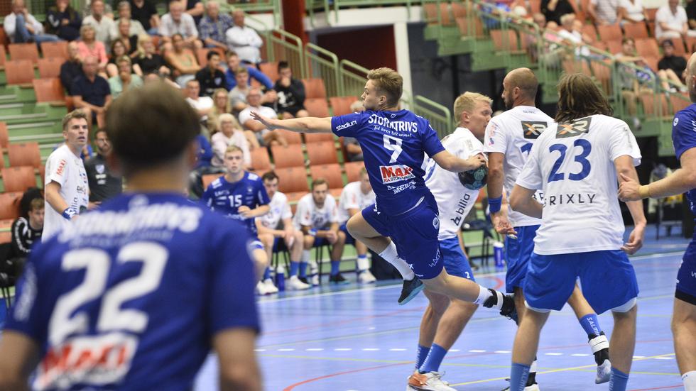 Hallbys Alexander Rydh i luften, strax före det att han blev målskytt i den andra halvleken mot IFK Skövde. 