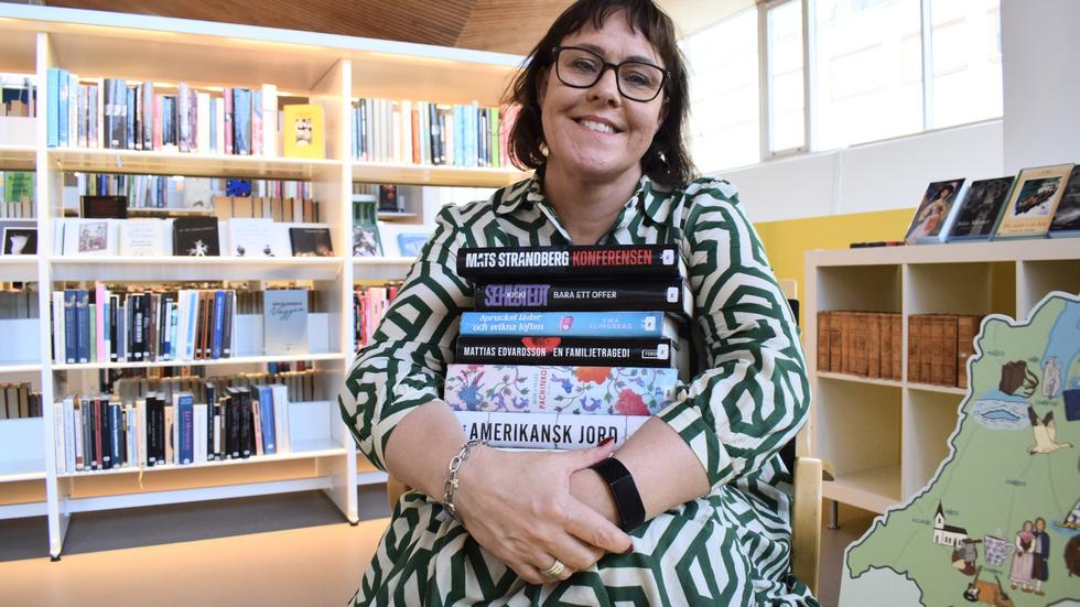 Ulrica Widegren, med några böcker hon gillar, på Stadsbiblioteket i Jönköping. 