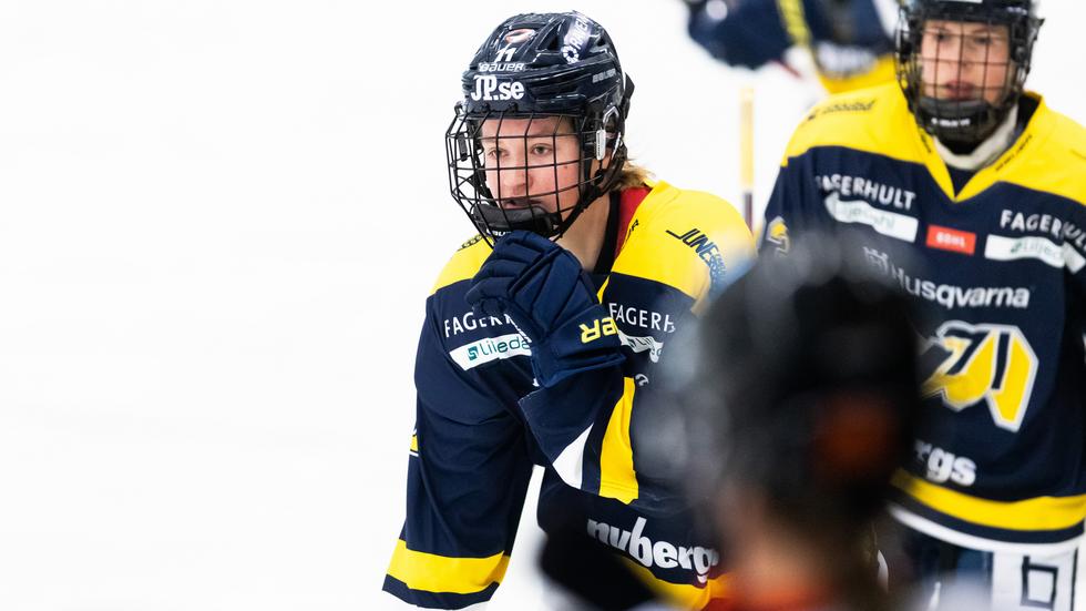 Hilda Svensson spelade på lån i HV71 under säsongen 2021/2022 och sköt då ett SDHL-mål. Nu är hon klar för permanent spel i HV-tröjan. Foto: Axel Boberg/Bildbyrån