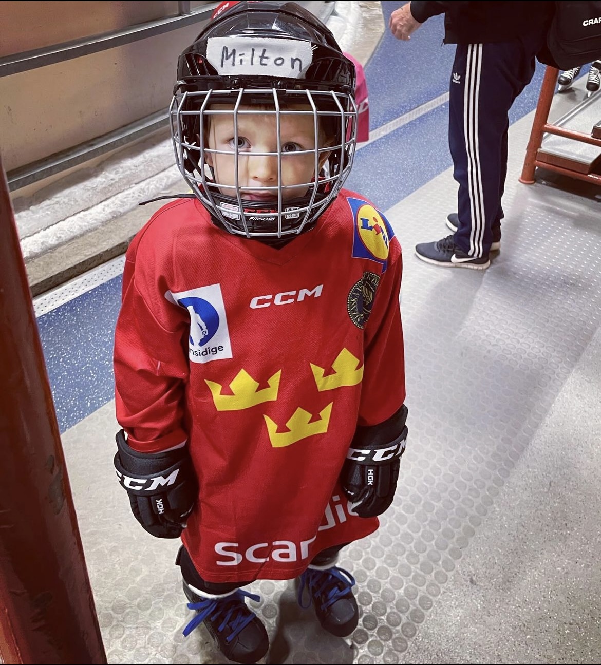 Milton Flisborn i sin hockeyutrustning. 