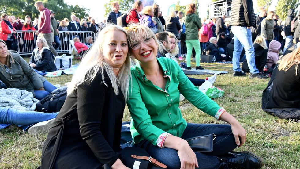 Helena Heynemann och Hanna Gillberg har åkt till Malmö från Nässjö. ”Kan inte missa sista konserten med Gyllene Tider”, säger Helena Heynemann.