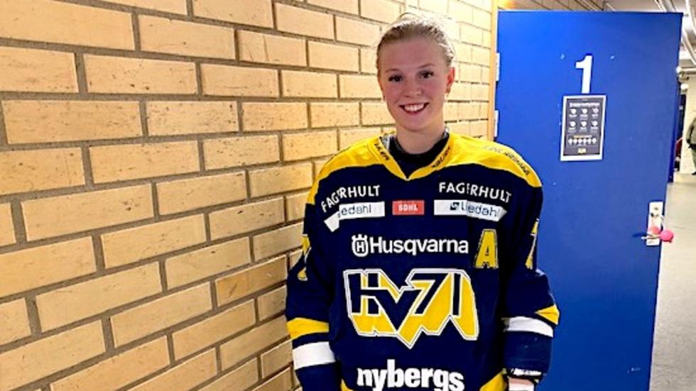 Den 19-åriga forwarden Thea Johansson var mycket glad efter att hennes HV71 besegrat Linköping med 4–2 i lördagens match i Husqvarna Garden.