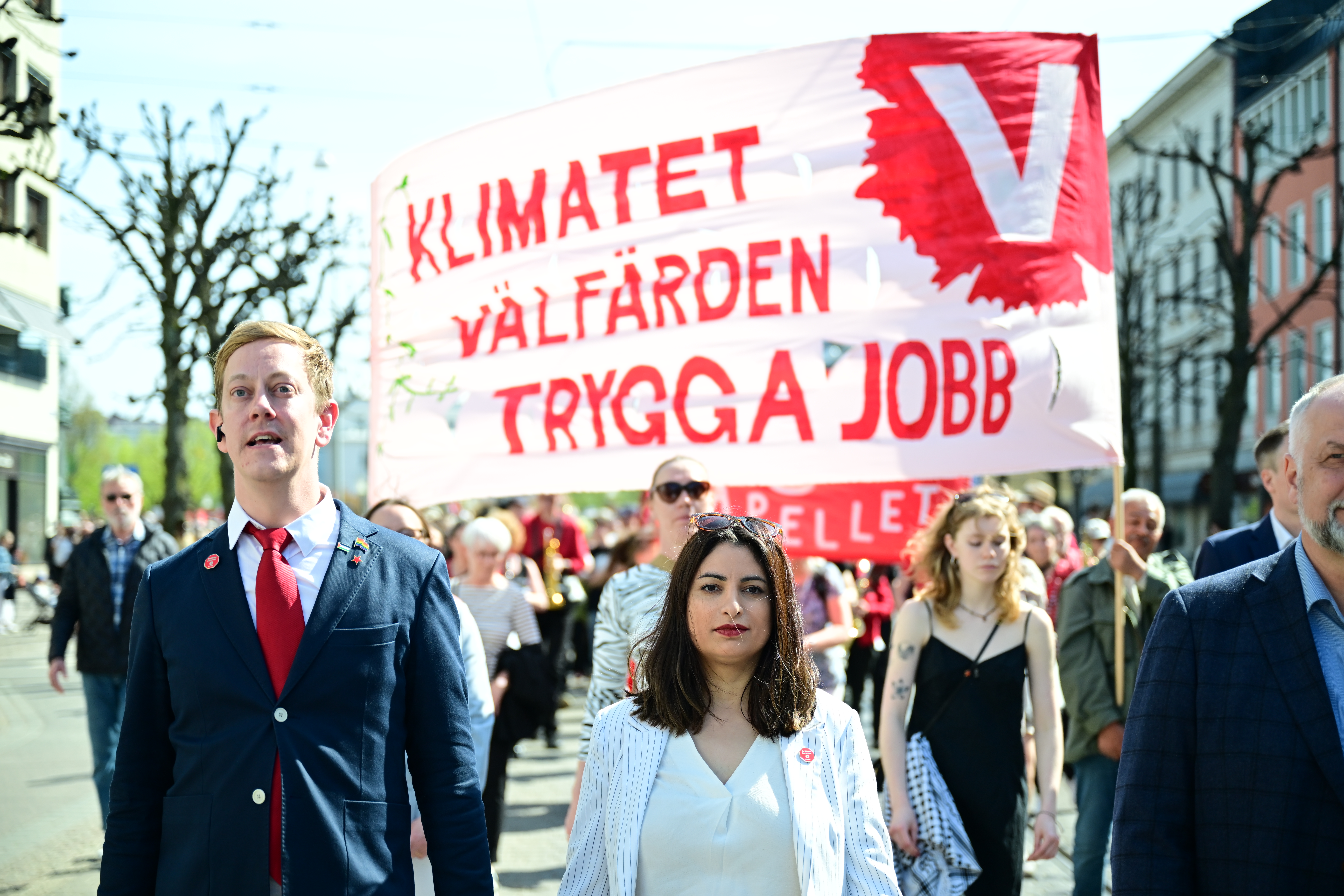 Vänsterpartiets partiledare Nooshi Dadgostar (mitten) deltog i V:s förstamajtåg i Göteborg.