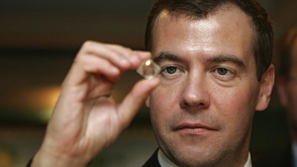 Rysslands förre president och premiärminister Dmitrij Medvedev studerar en rysk diamant i gruvstaden Mirnyj 2008. Arkivbild.