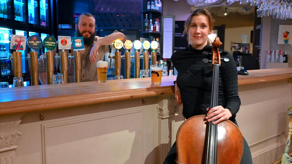 Natalia Goldmann, cellist i Jönköpings sinfonietta, ville gärna testa klassisk musik på krogen. Restaurangchef Jakob Syvén på Hantverk1 nappade på idén.
