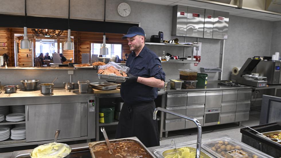 Peter Schultz på restaurang Hvildmarken förbereder maten som ska ätas i påsk. 