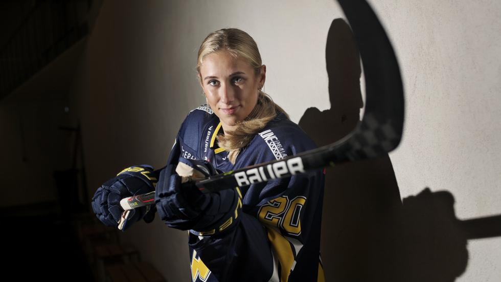Karoline Pedersen är inte den enda från familjen Pedersen som spelar SDHL-hockey i år. Hennes yngre syster, Lotte, ska spela i AIK.