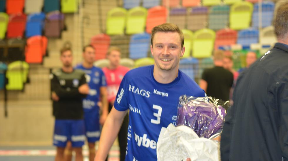Marcus Erlandsson fick rättvist priset som bästa spelare i hemmalaget när Hallby efter stor dramatik spelade 25-25 mot IFK Ystad.