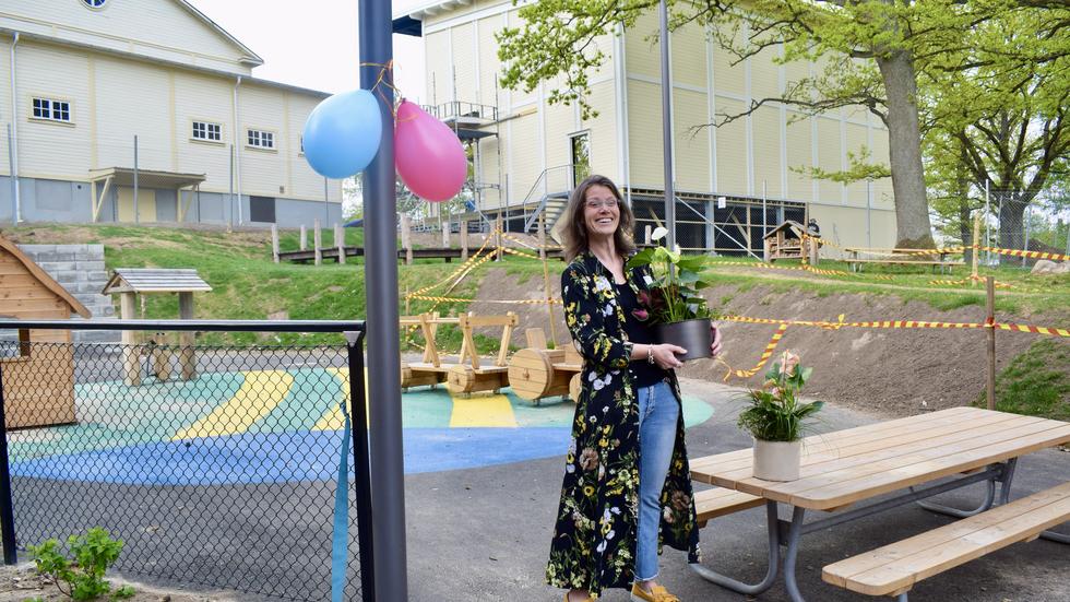 Rektorn Sara Wahlgren har fått blommor som invigningspresent.