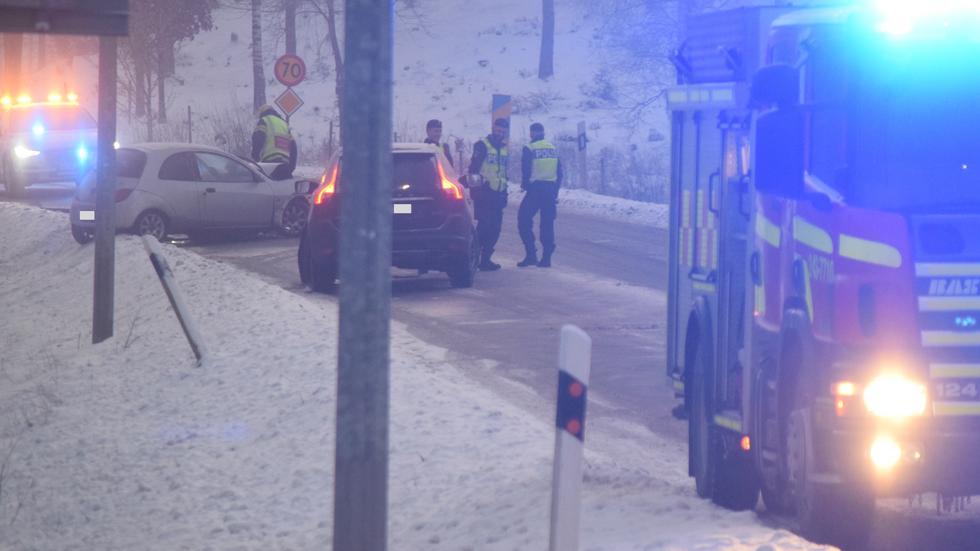Olyckan inträffade på väg 604 strax efter utfarten från  Lidsjövägen.