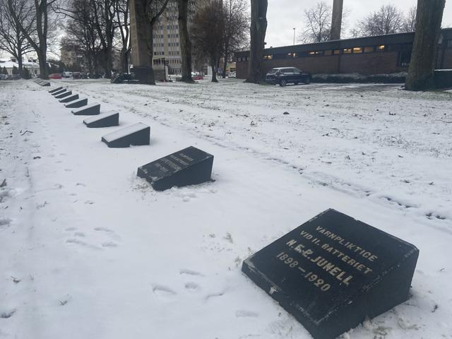 Fem av de soldater vid A6 som dör  i spanska sjukan begravs på Östra Kyrkogården, Närmast i bild syns gravstenarna efter värnpliktige Nils Erland Junell från Östergötland och volontären Sigvard Pettersson från Västergötland. De avlider i mars 1920 med en dags mellanrum. 22 respektive 19 år gamla.