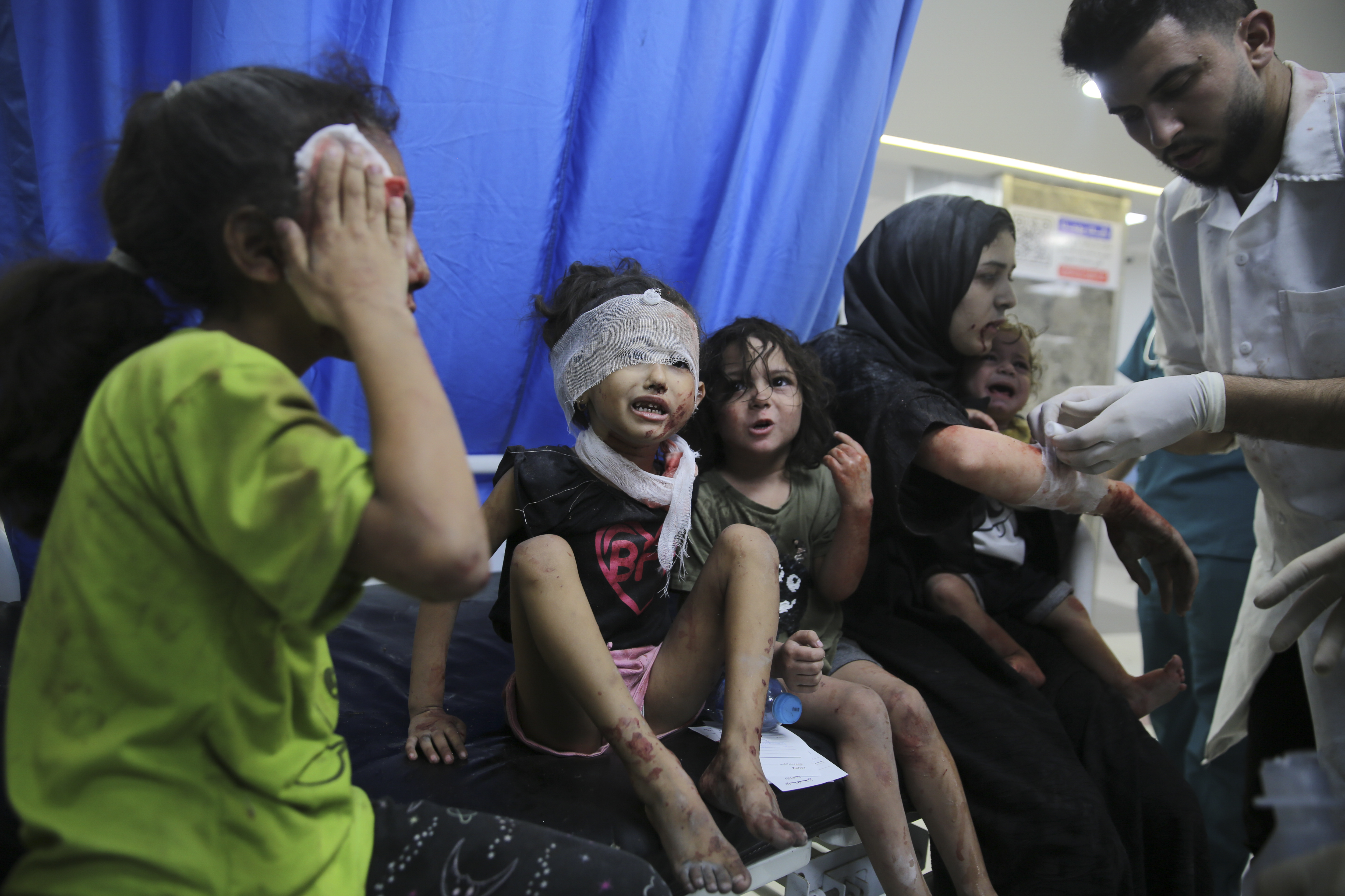 Skadade palestinska barn på  al-Shifa-sjukhuset i Gaza city, hösten 2023.
