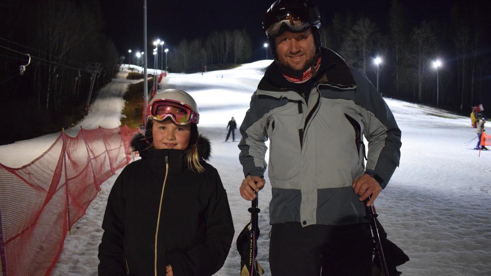 Hilma och Alexander Bångö älskar att åka skidor och tog givetvis chansen när Järabacken öppnade för säsongen. 
