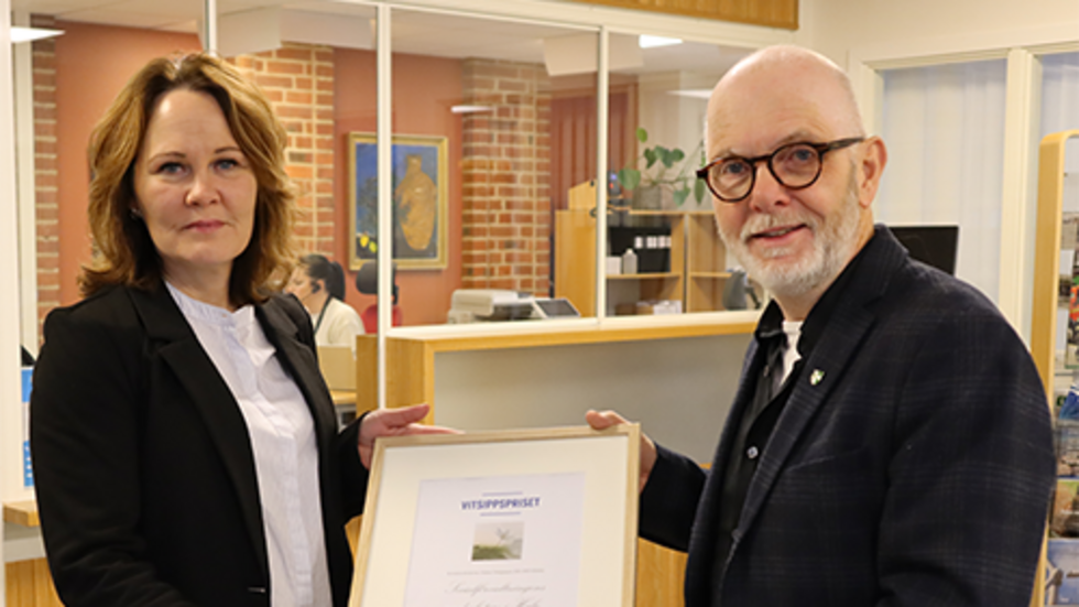 Socialchef, Pernilla Ekstrand tog emot priset  av Hans Jarstig, gruppledare för Kristdemokraterna i Habo.
Foto: Habo kommun