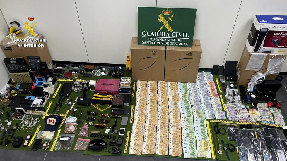 Mängder av föremål och kontanter har stulits från Teneriffa-resenärer. Bilden har distribuerats av polismyndigheten Guardia Civil.