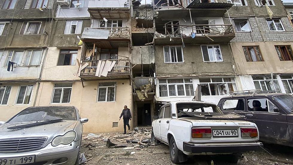 En skadad byggnad i den regionala huvudstaden Stepanakert efter attacker på tisdagen.
