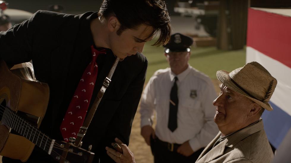 Austin Butler och Tom Hanks i Baz Luhrmans "Elvis". En vild åktur från Elvis fattiga barndom genom hans år som världens största stjärna och fram till hans död. Pressbild. Foto: Warner Bros. Pictures