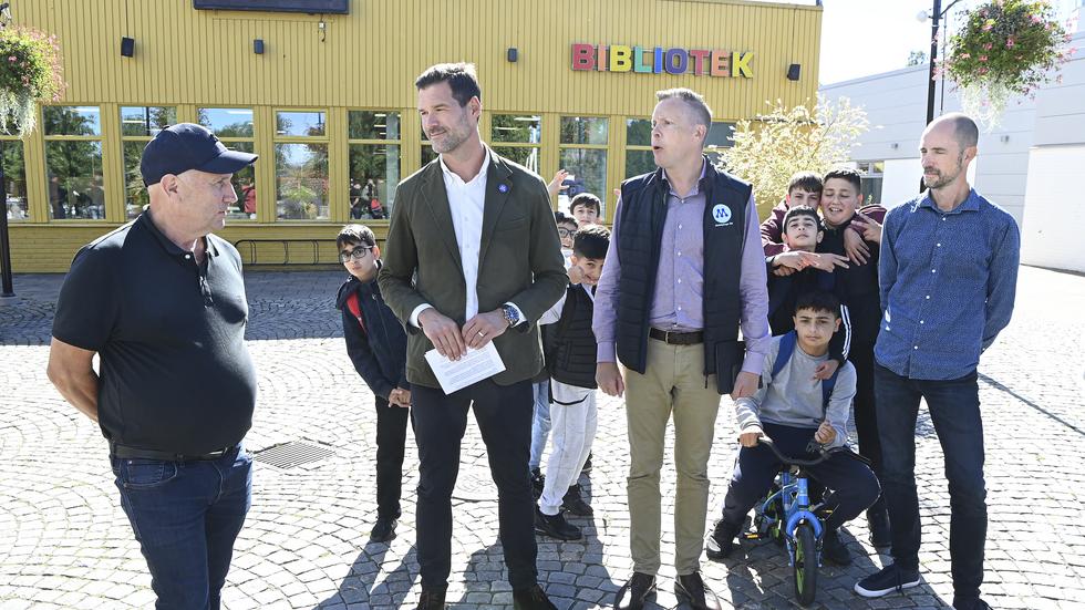Moderaterna Gottlieb Granberg, Johan Forssell, Mats Green och Joakim Dahlström höll en pressträff på Öxnehaga under torsdagen. Ett ivrigt gäng unga pojkar var nyfikna på politikernas budskap. 