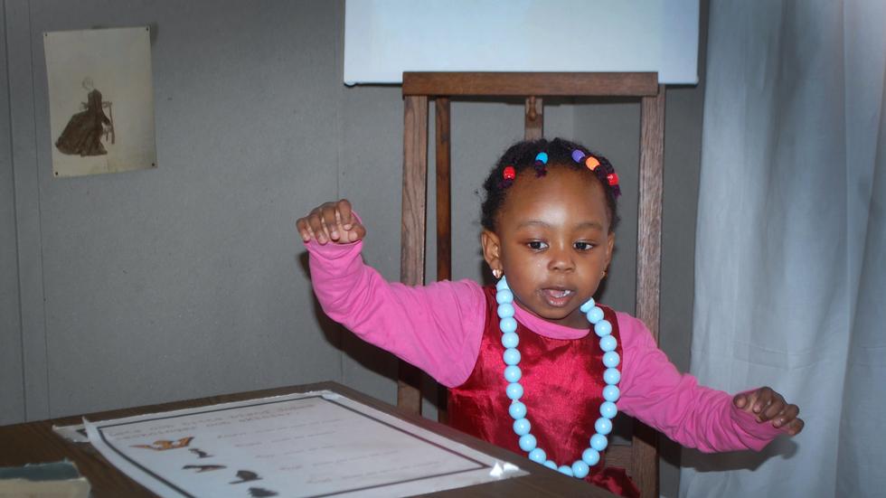 Tvååriga flickan Favour riskerar att utvisas till Nigeria – trots att hon aldrig varit där. Via mejl svarar nu Migrationsverket om flickans fall. FOTO: Rebecca Staaf.