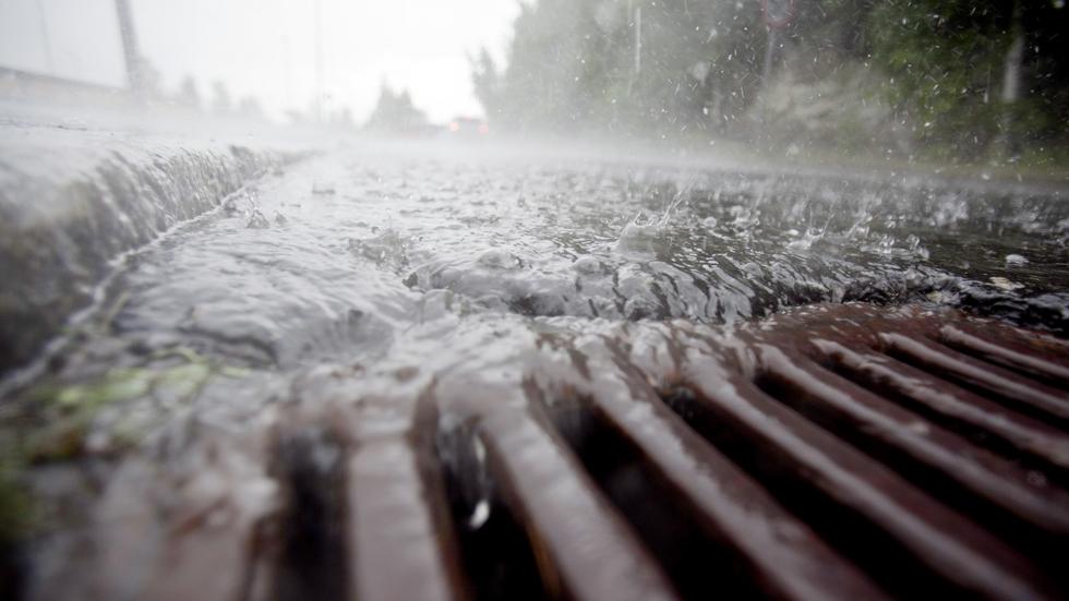 När det regnar mycket snabbt kan det bli svårt för samhällets infrastruktur att ta hand om allt vatten. OBS: Genrebild. Foto:  Stian Lysberg Solum/TT