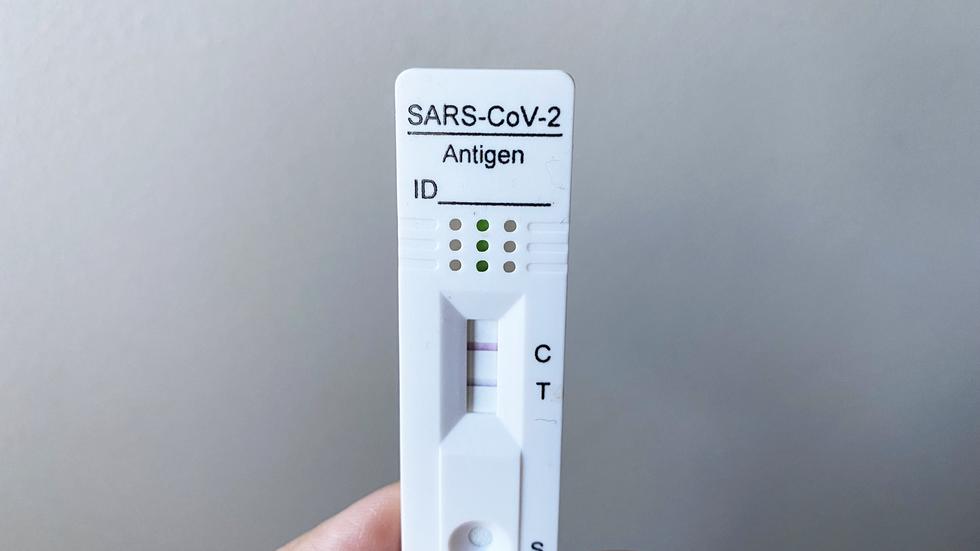 Ett positivt antigentest räcker nu för att bekräfta att du har covid-19. Tidigare behövde antigentestet stärkas med ett PCR-test.