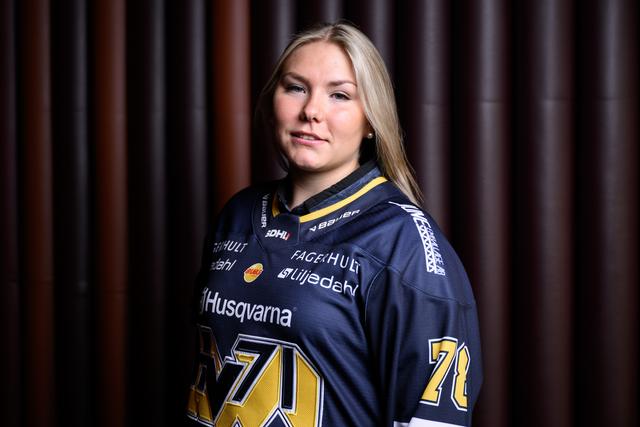 Med elva poäng på 18 matcher toppar Elin Svensson HV71:s interna skytteliga. För laget som helhet går det däremot trögt.